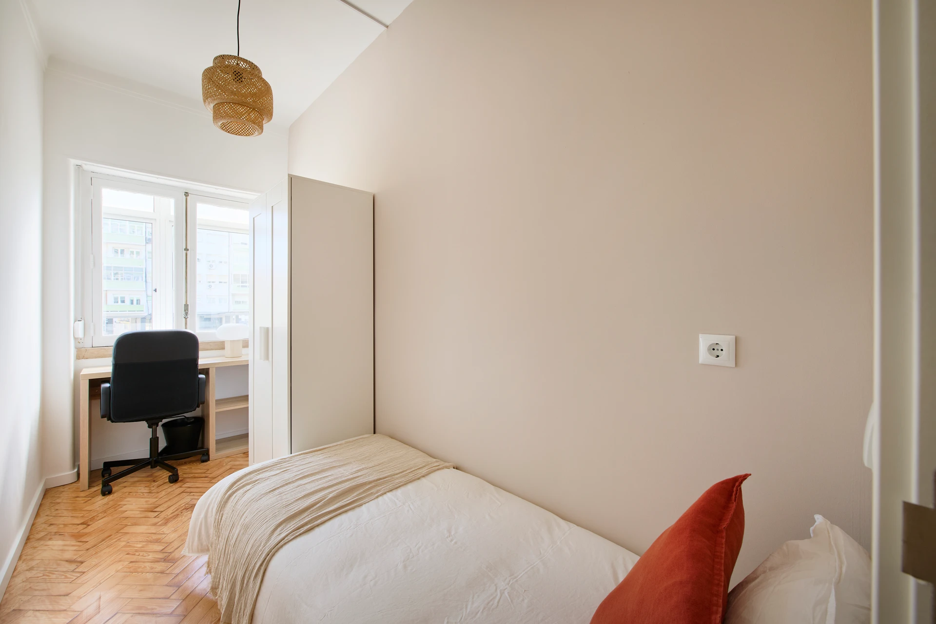 Lisboa • Quarto no Campo Grande, foto 2