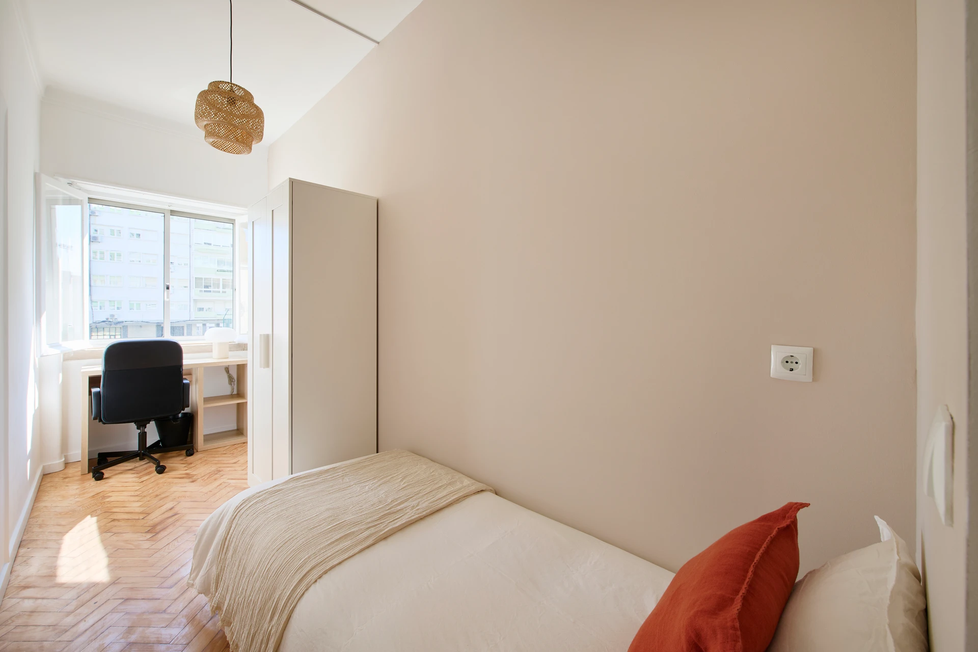 Lisboa • Quarto no Campo Grande, foto 2