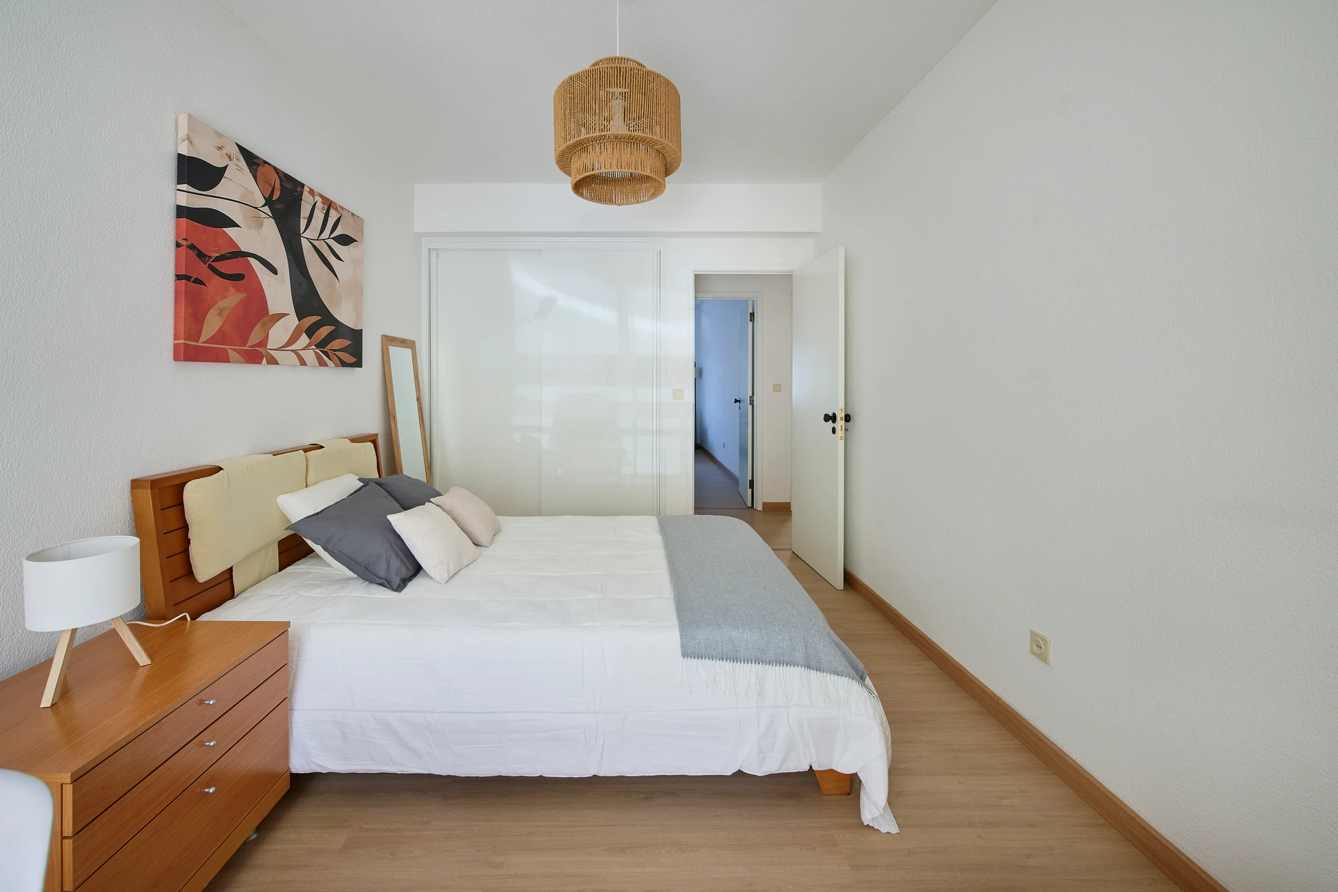 T8#R2 - Quarto soalheiro c/ varanda em Telheiras