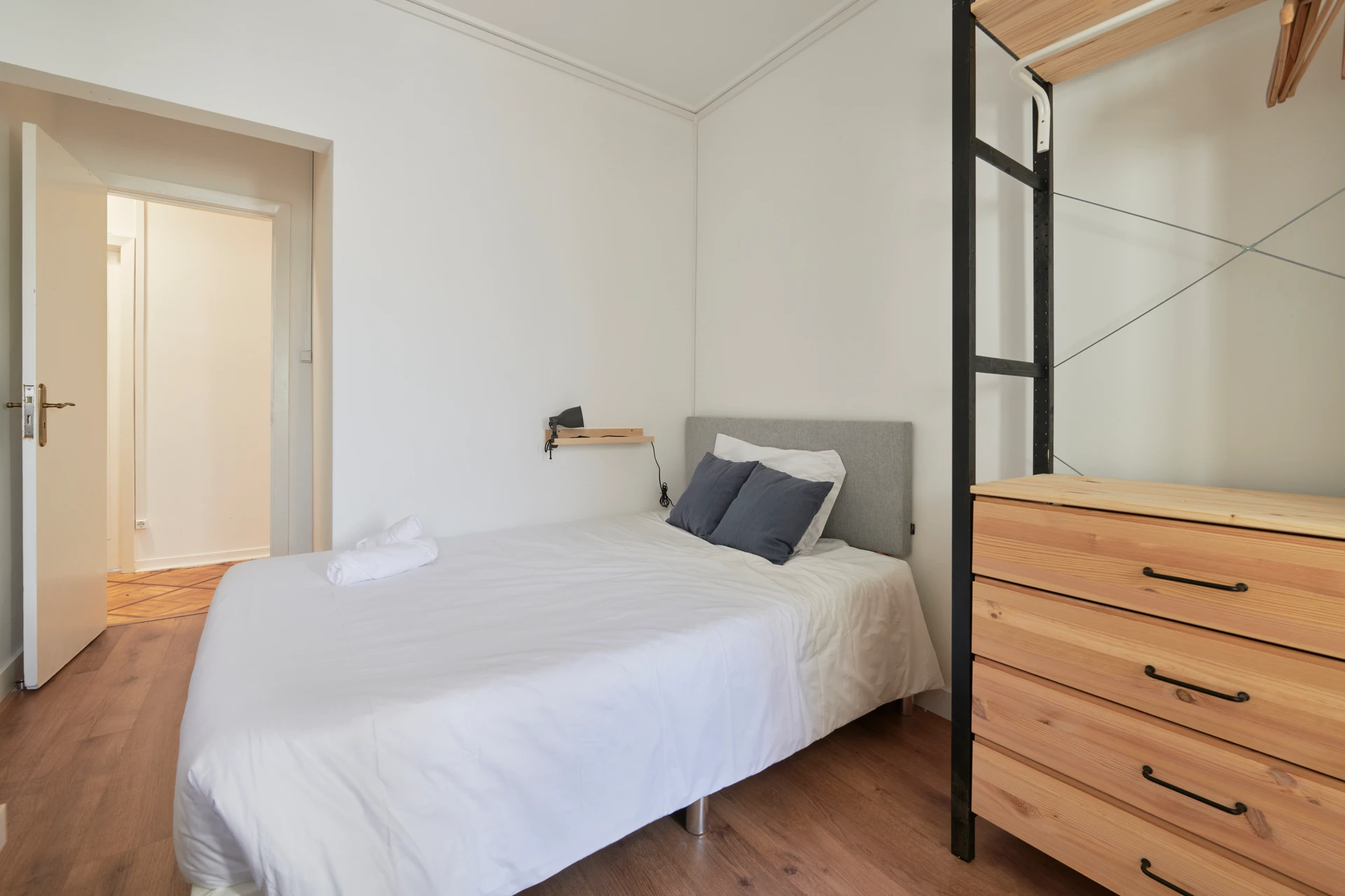 S9#R7 - Quarto c/ casa de banho privativa no Saldanha, foto 3