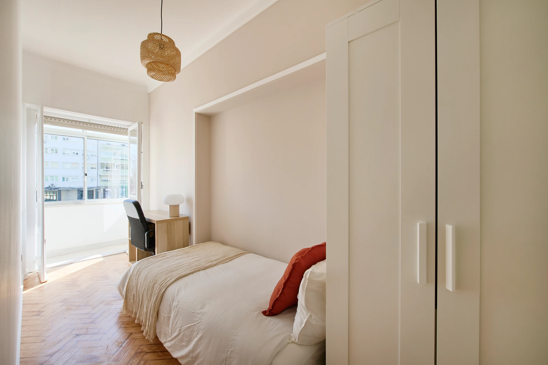 Lisboa • Quarto no Campo Grande, foto 2