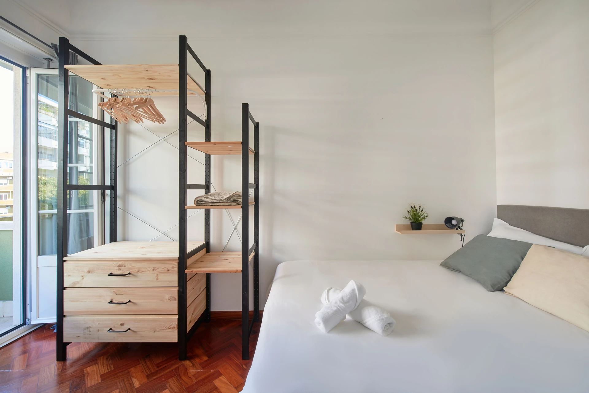 S3#R0 - Quarto acolhedor c/ varanda no Saldanha, foto 3