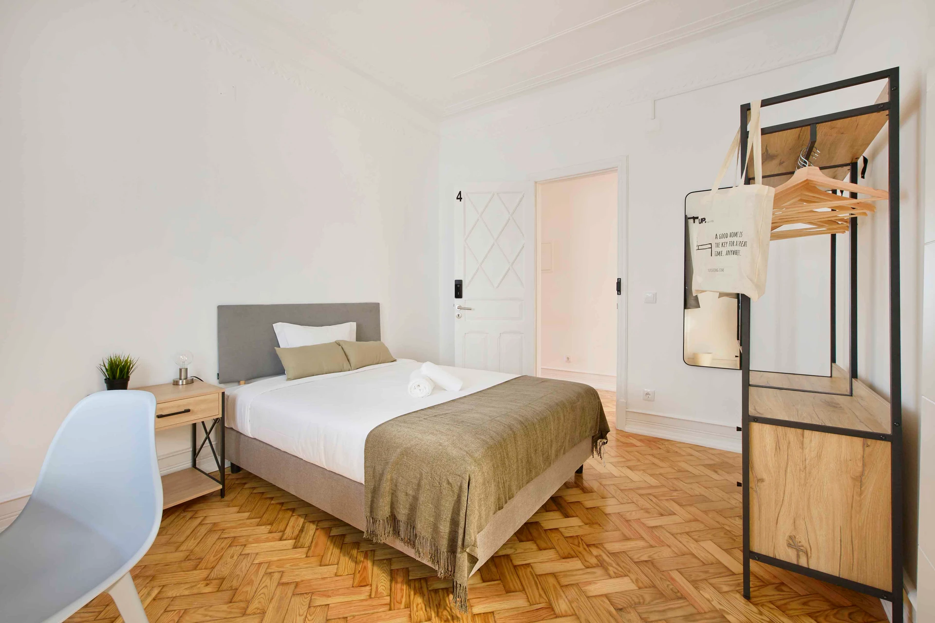 PR12#R4 - Quarto soalheiro com casa de banho privativa, foto 3