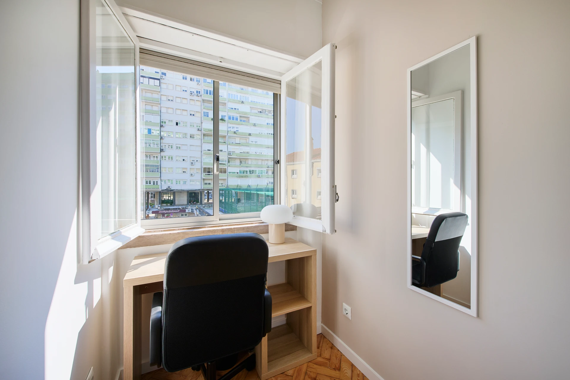 Lisboa • Quarto no Campo Grande, foto 3