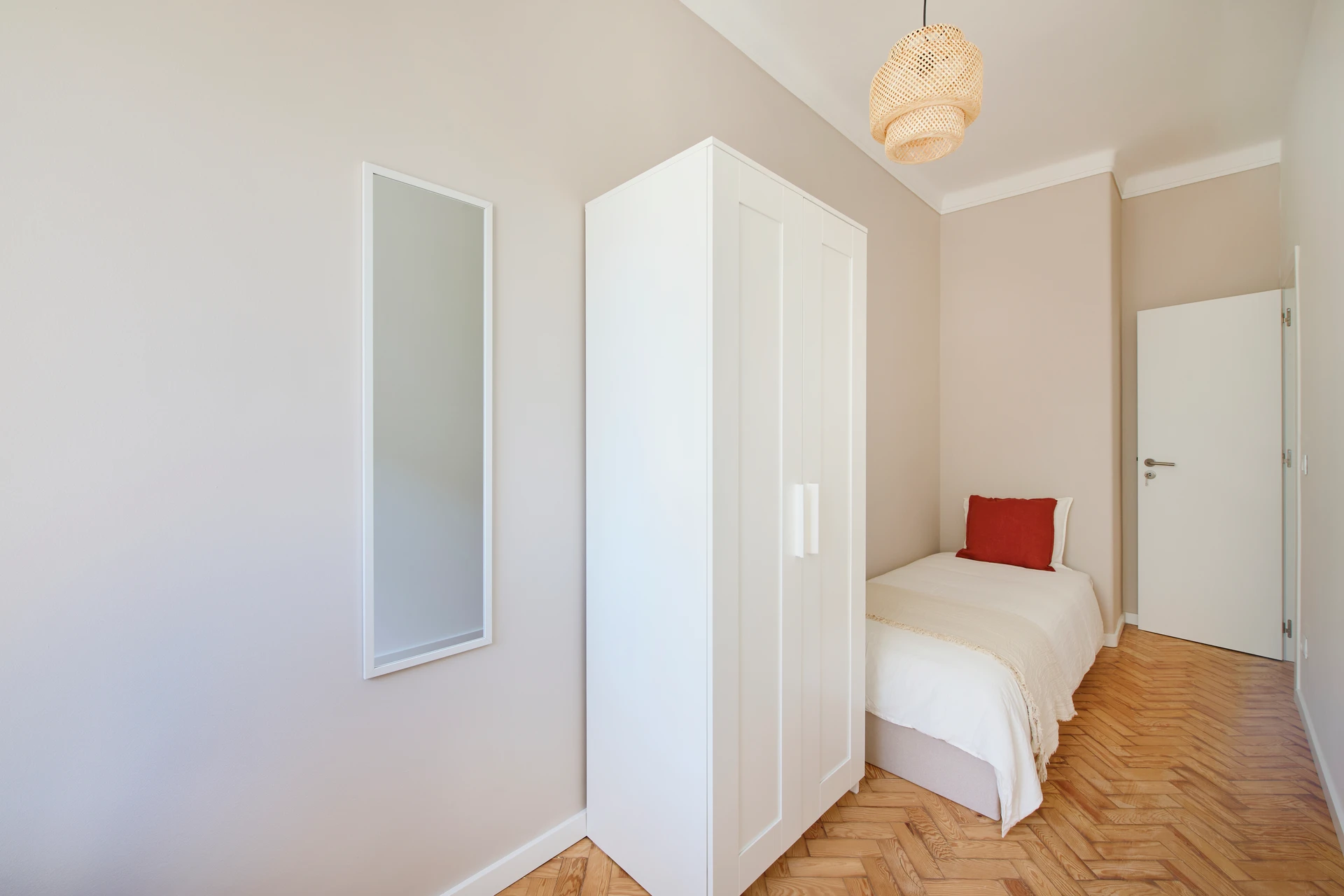 Lisboa • Quarto no Campo Grande, foto 2