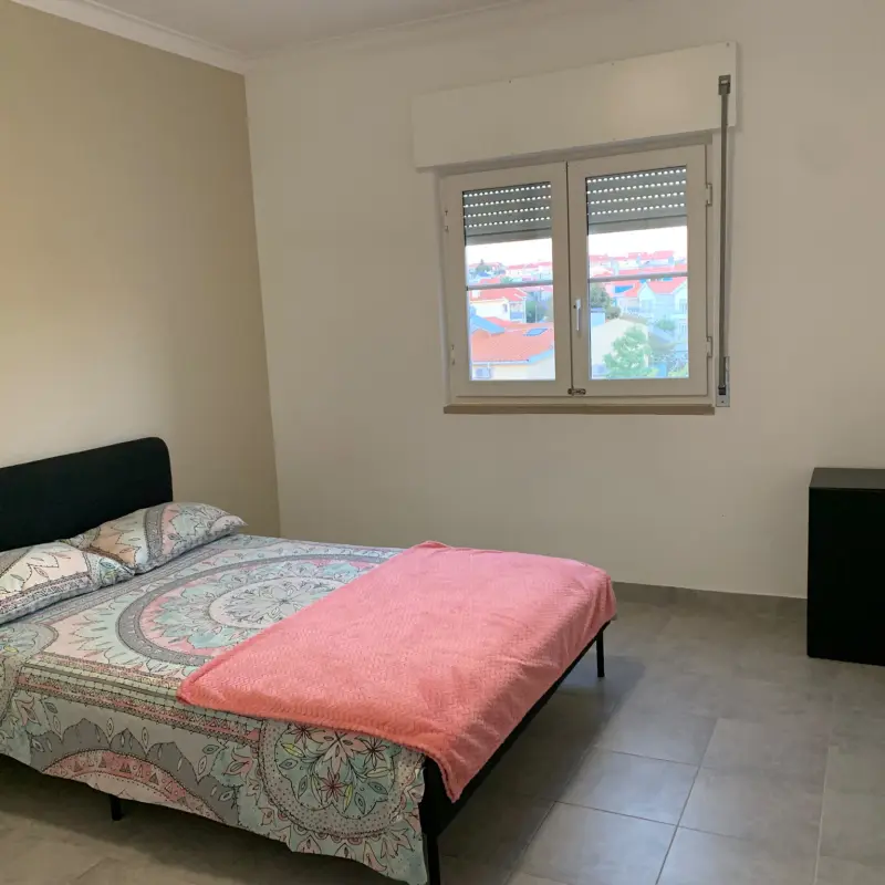 Quarto amplo e luminoso, em moradia a 5 min da estação da parede, Quarto 1